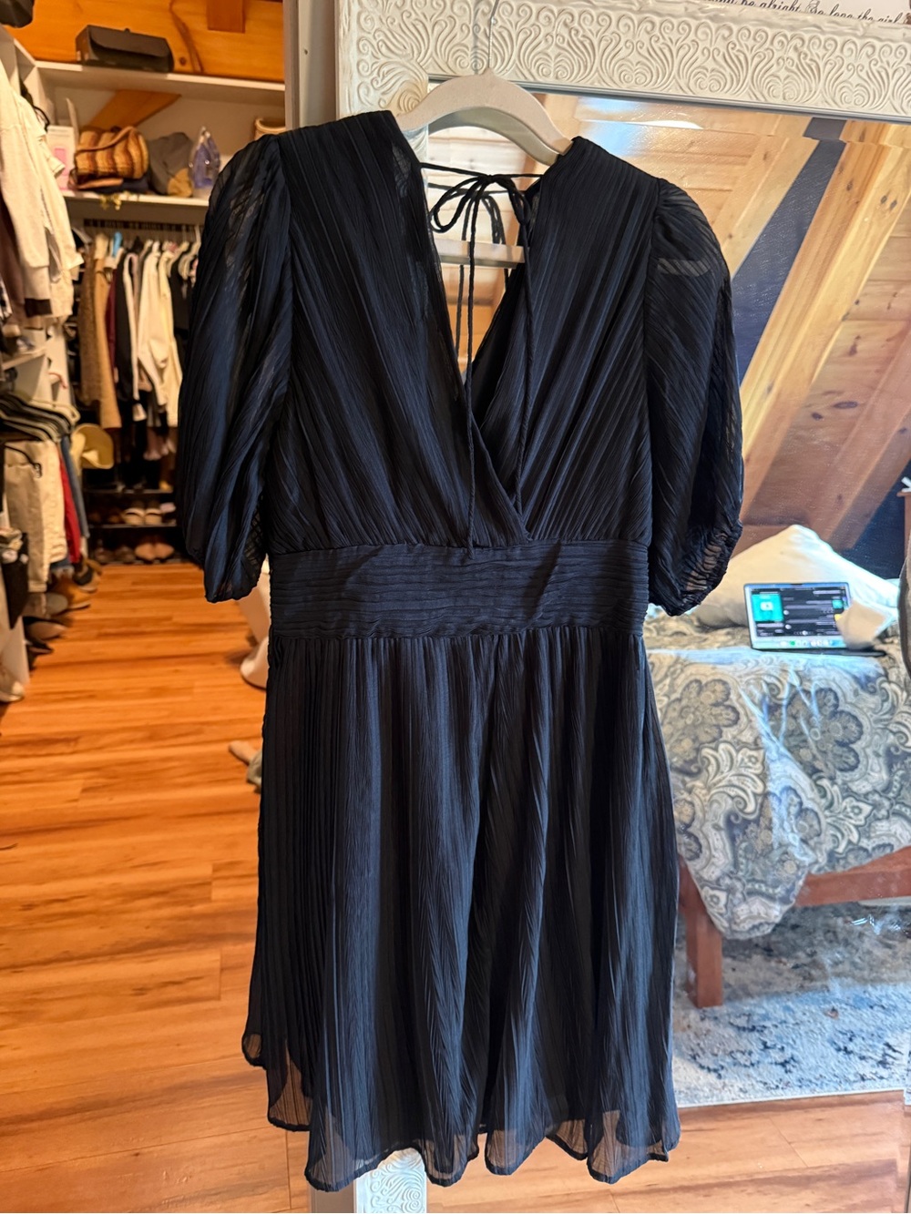 Women's Black Pleated V-Neck Midi Dress with Puff Sleeves